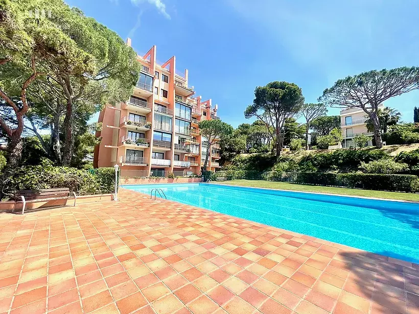 Two-flat opportunity with terrace and community pool in Platja de Aro Politur