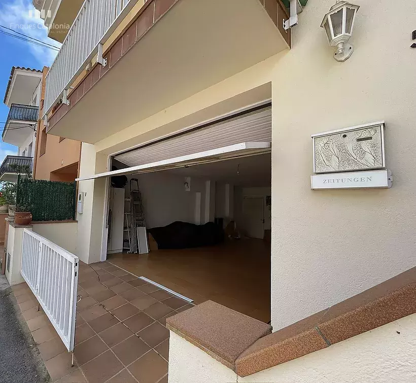 Casa de 171 m2 amb 3 habitacions i garatge de 71 m2 per a 3 cotxes dins del poble de Calonge