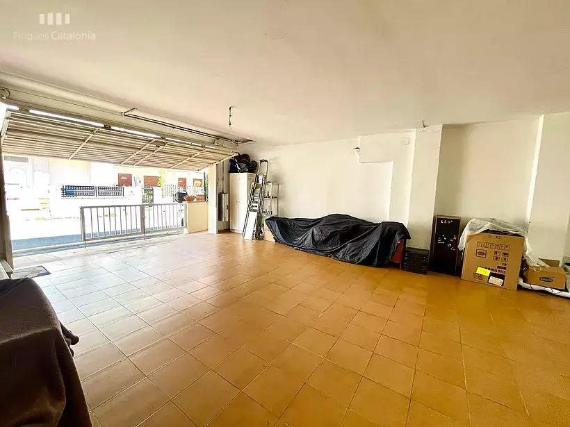 Casa de 171 m2 amb 3 habitacions i garatge de 71 m2 per a 3 cotxes dins del poble de Calonge