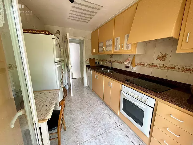 Casa de 171 m2 amb 3 habitacions i garatge de 71 m2 per a 3 cotxes dins del poble de Calonge