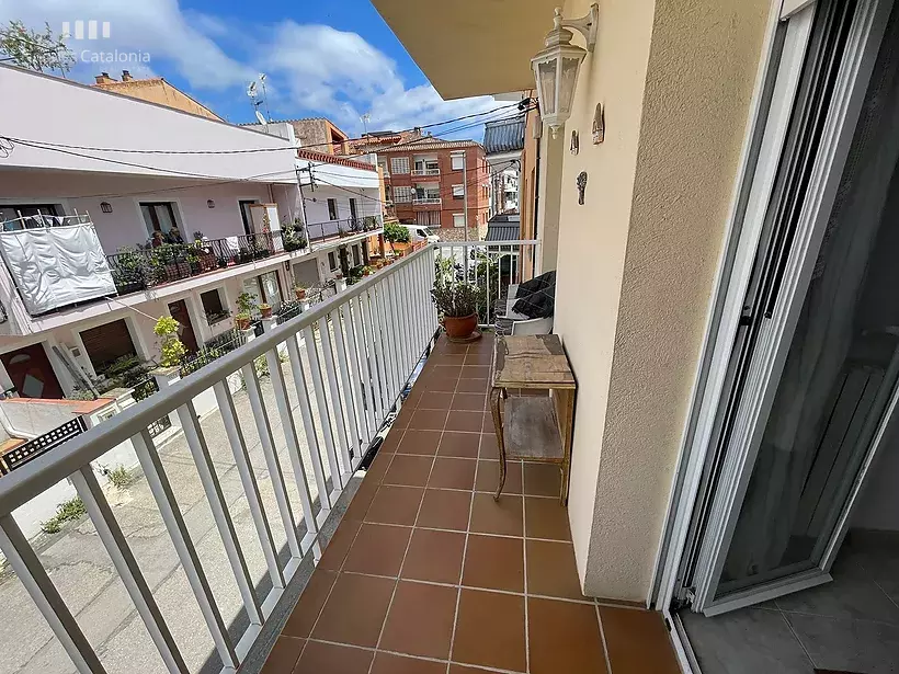 Casa de 171 m2 amb 3 habitacions i garatge de 71 m2 per a 3 cotxes dins del poble de Calonge