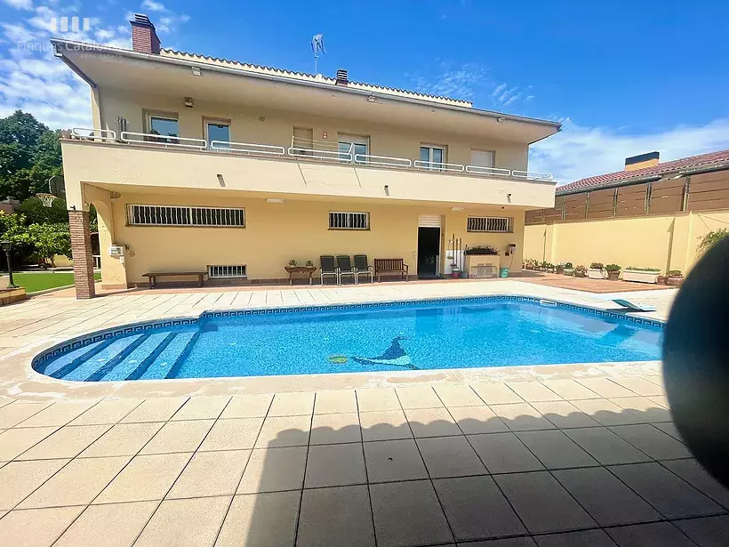 Casa a 4 vientos en Girona con 5 habitaciones, piscina, porche con barbacoa y garaje para 7 coches