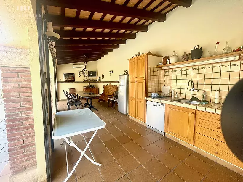 Casa a 4 vents a Girona amb 5 habitacions, piscina, porxo amb barbacoa i garatge per a 7 cotxes