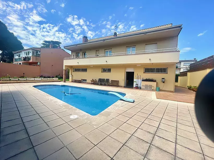 Casa a 4 vientos en Girona con 5 habitaciones, piscina, porche con barbacoa y garaje para 7 coches