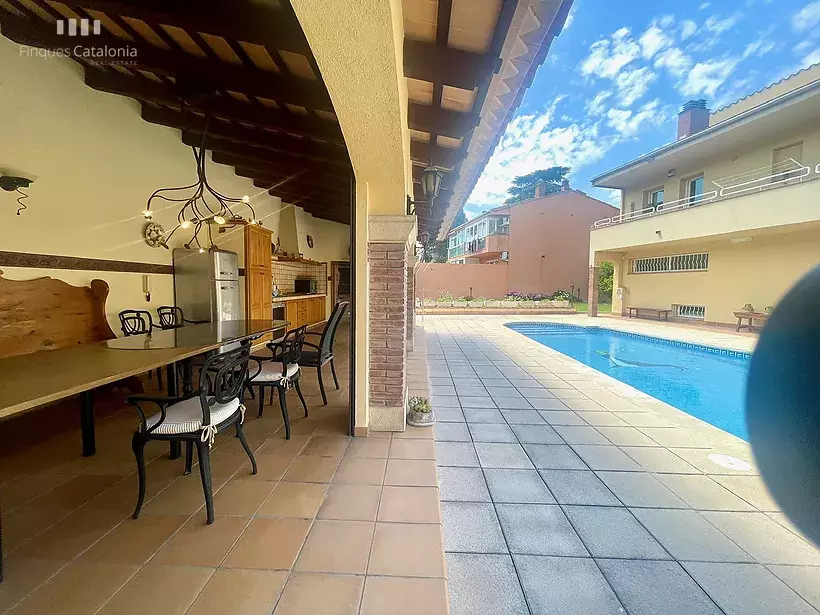 Casa a 4 vientos en Girona con 5 habitaciones, piscina, porche con barbacoa y garaje para 7 coches