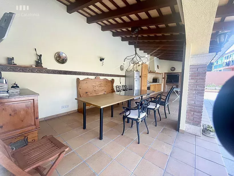 Casa a 4 vientos en Girona con 5 habitaciones, piscina, porche con barbacoa y garaje para 7 coches