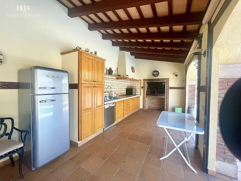 Casa a 4 vientos en Girona con 5 habitaciones, piscina, porche con barbacoa y garaje para 7 coches