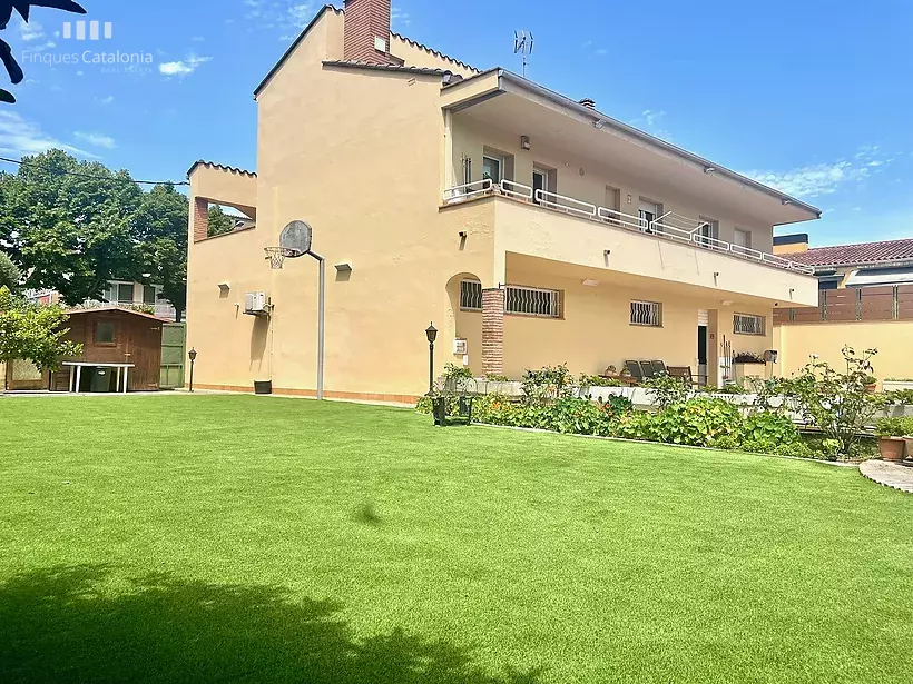 Casa a 4 vents a Girona amb 5 habitacions, piscina, porxo amb barbacoa i garatge per a 7 cotxes