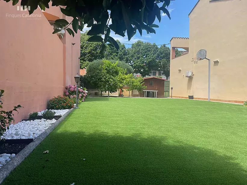 Casa a 4 vientos en Girona con 5 habitaciones, piscina, porche con barbacoa y garaje para 7 coches