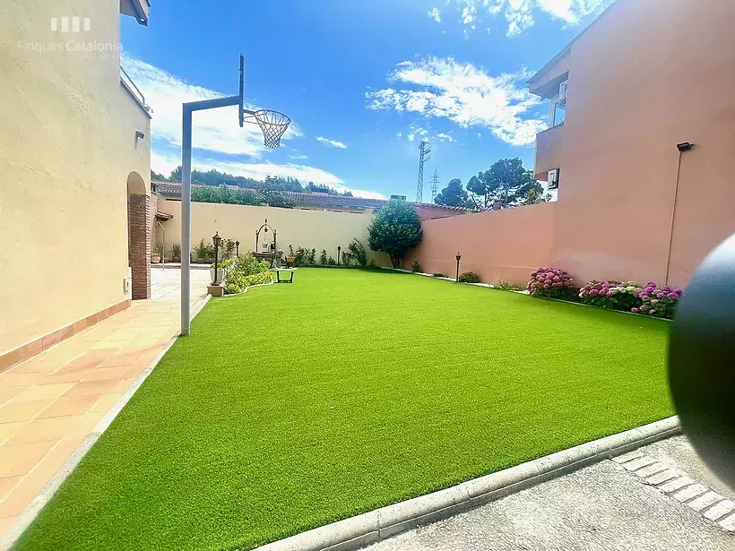 Casa a 4 vientos en Girona con 5 habitaciones, piscina, porche con barbacoa y garaje para 7 coches