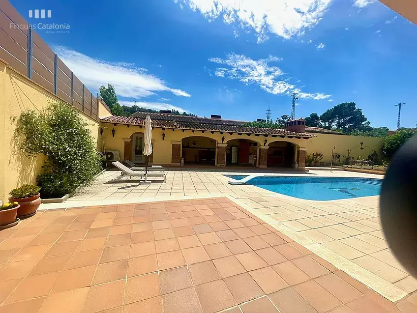 Casa a 4 vientos en Girona con 5 habitaciones, piscina, porche con barbacoa y garaje para 7 coches