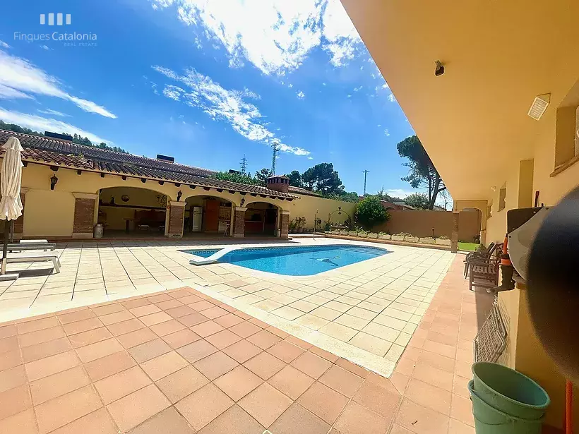 Casa a 4 vents a Girona amb 5 habitacions, piscina, porxo amb barbacoa i garatge per a 7 cotxes