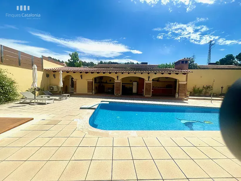 Maison aux 4 vents à Gérone avec 5 chambres, piscine, véranda avec barbecue et garage pour 7 voitures