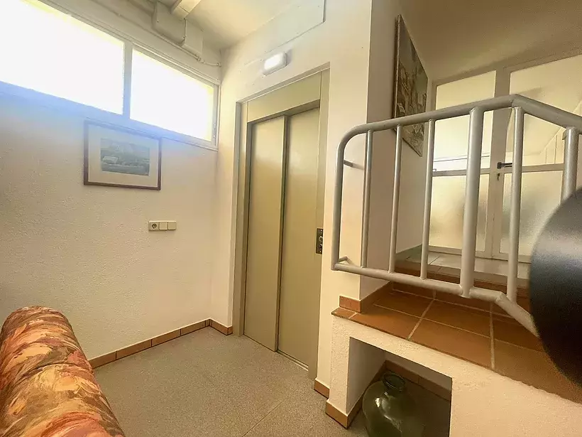 Casa a 4 vents a Girona amb 5 habitacions, piscina, porxo amb barbacoa i garatge per a 7 cotxes