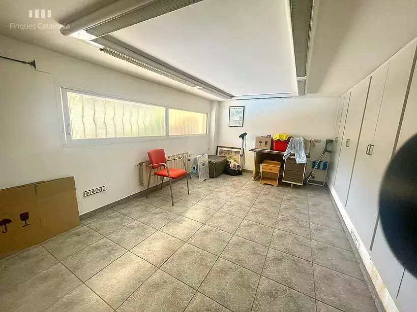 Casa a 4 vents a Girona amb 5 habitacions, piscina, porxo amb barbacoa i garatge per a 7 cotxes