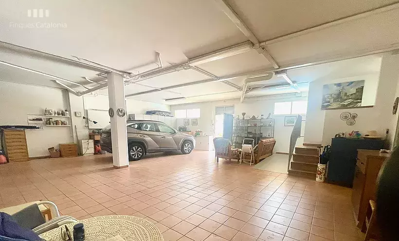 Casa a 4 vents a Girona amb 5 habitacions, piscina, porxo amb barbacoa i garatge per a 7 cotxes