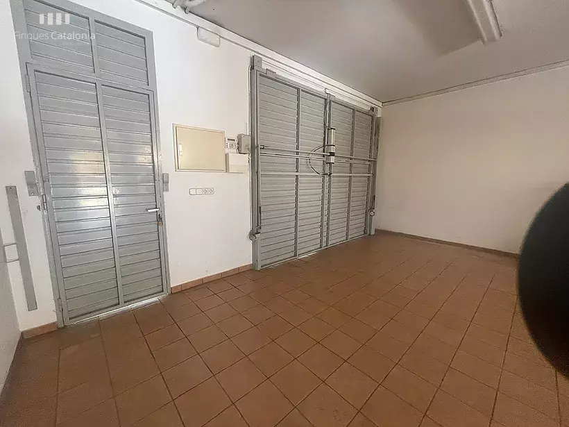 Casa a 4 vents a Girona amb 5 habitacions, piscina, porxo amb barbacoa i garatge per a 7 cotxes