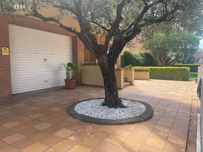 Casa a 4 vents a Girona amb 5 habitacions, piscina, porxo amb barbacoa i garatge per a 7 cotxes