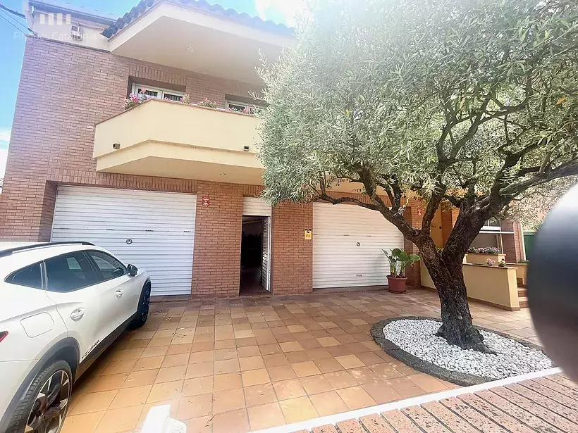 Casa a 4 vientos en Girona con 5 habitaciones, piscina, porche con barbacoa y garaje para 7 coches