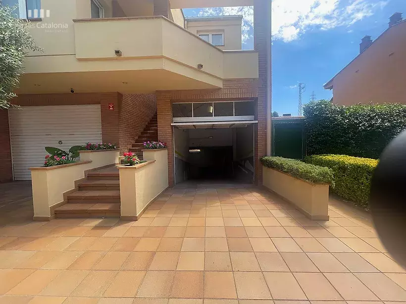 Casa a 4 vents a Girona amb 5 habitacions, piscina, porxo amb barbacoa i garatge per a 7 cotxes