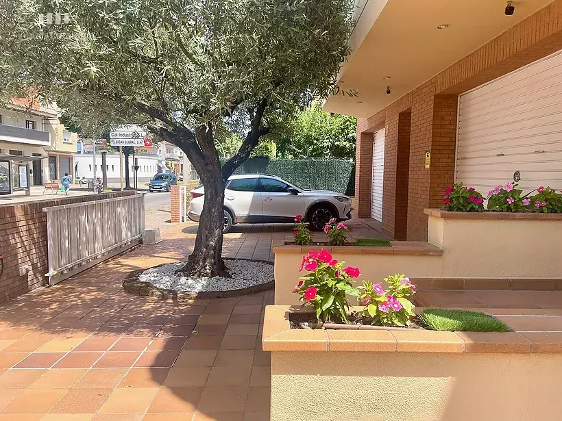 Casa a 4 vents a Girona amb 5 habitacions, piscina, porxo amb barbacoa i garatge per a 7 cotxes