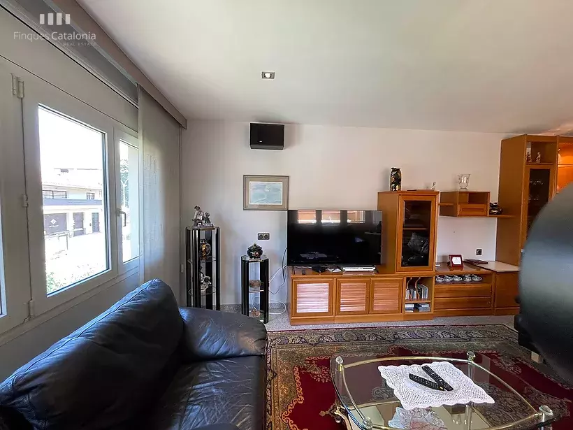 Casa a 4 vents a Girona amb 5 habitacions, piscina, porxo amb barbacoa i garatge per a 7 cotxes