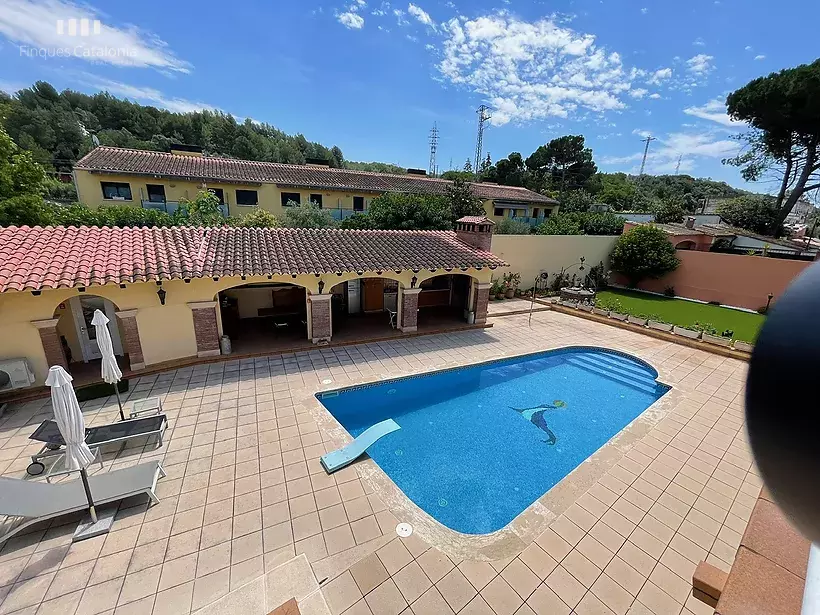 Maison aux 4 vents à Gérone avec 5 chambres, piscine, véranda avec barbecue et garage pour 7 voitures