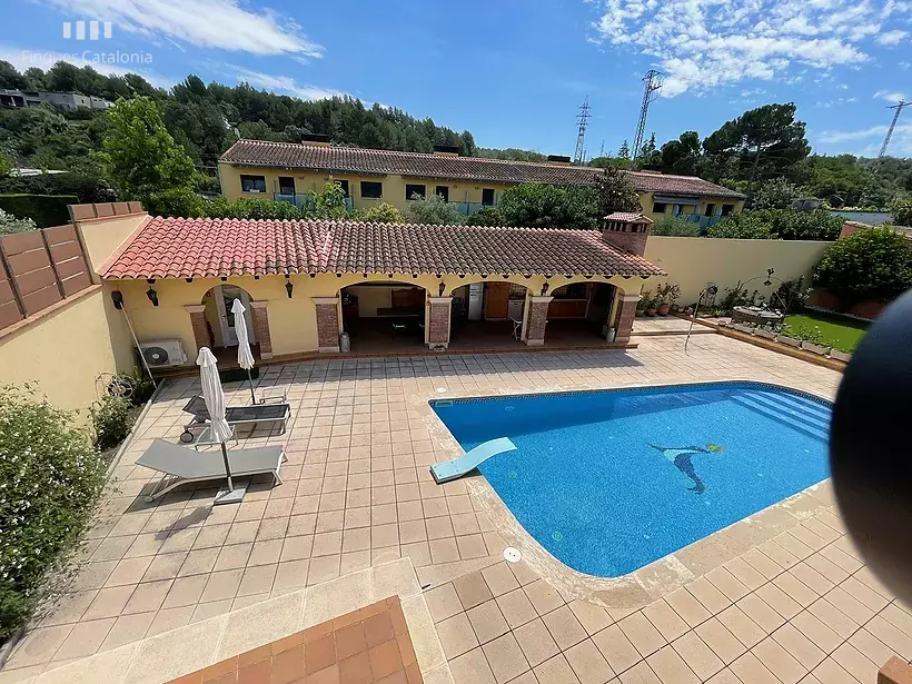 Maison aux 4 vents à Gérone avec 5 chambres, piscine, véranda avec barbecue et garage pour 7 voitures