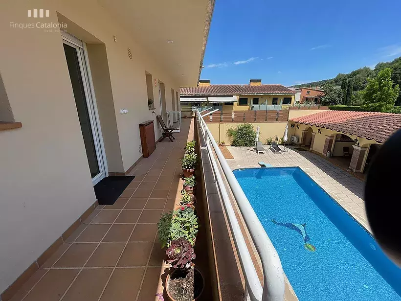 Casa a 4 vents a Girona amb 5 habitacions, piscina, porxo amb barbacoa i garatge per a 7 cotxes