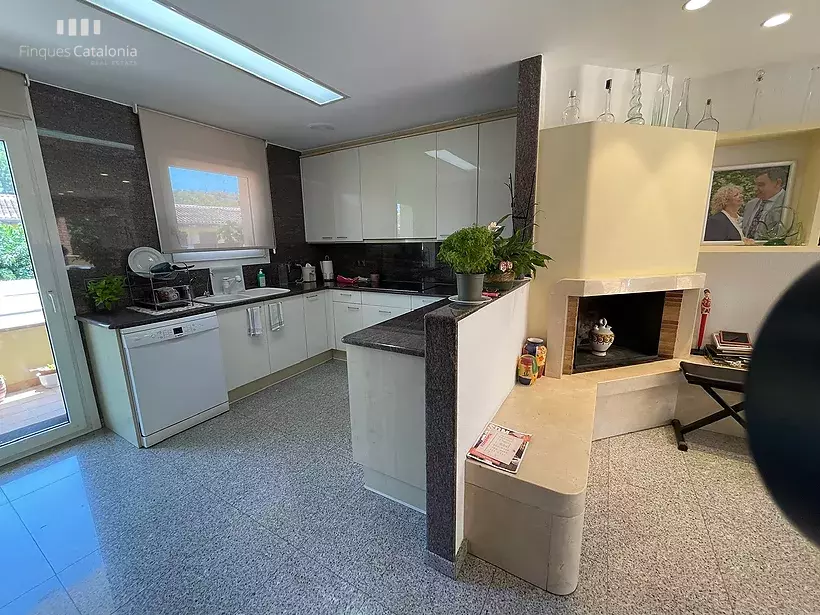 Casa a 4 vents a Girona amb 5 habitacions, piscina, porxo amb barbacoa i garatge per a 7 cotxes