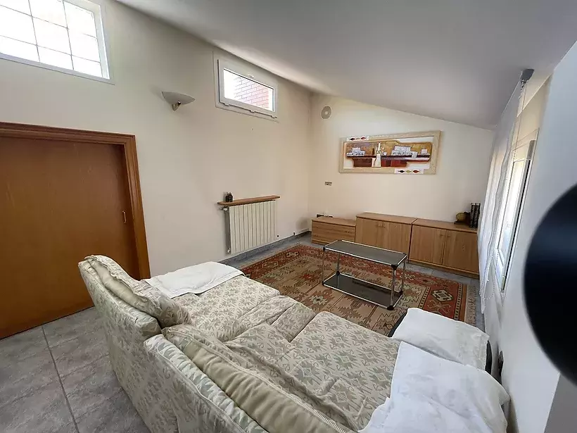 Casa a 4 vientos en Girona con 5 habitaciones, piscina, porche con barbacoa y garaje para 7 coches