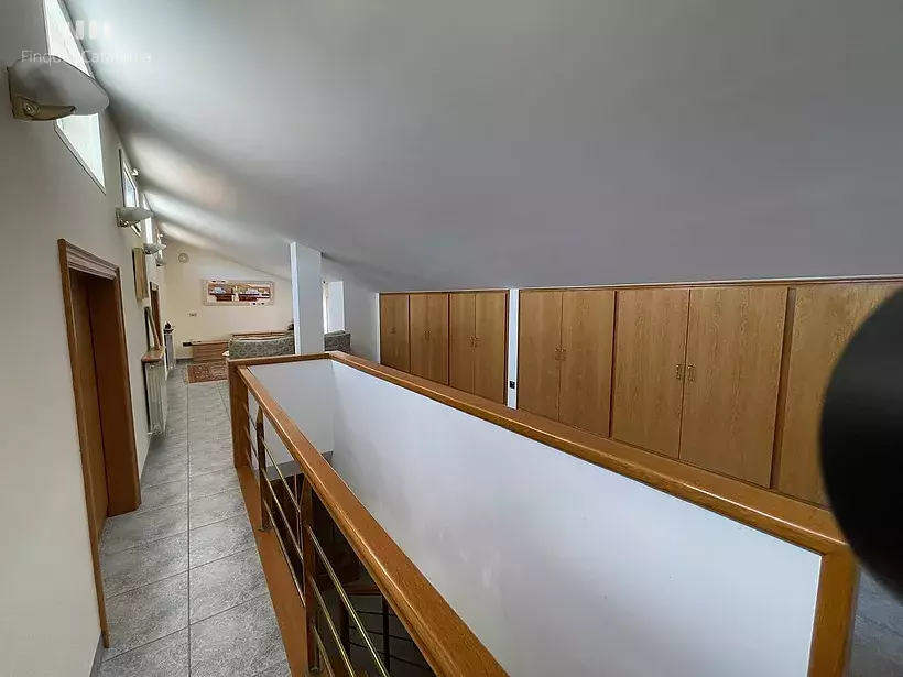 Casa a 4 vents a Girona amb 5 habitacions, piscina, porxo amb barbacoa i garatge per a 7 cotxes