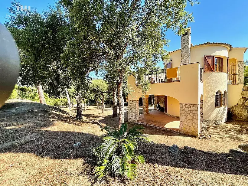 Casa independent amb 985 m2 de parcel·la a Vescomtat de Cabanyes Calonge.