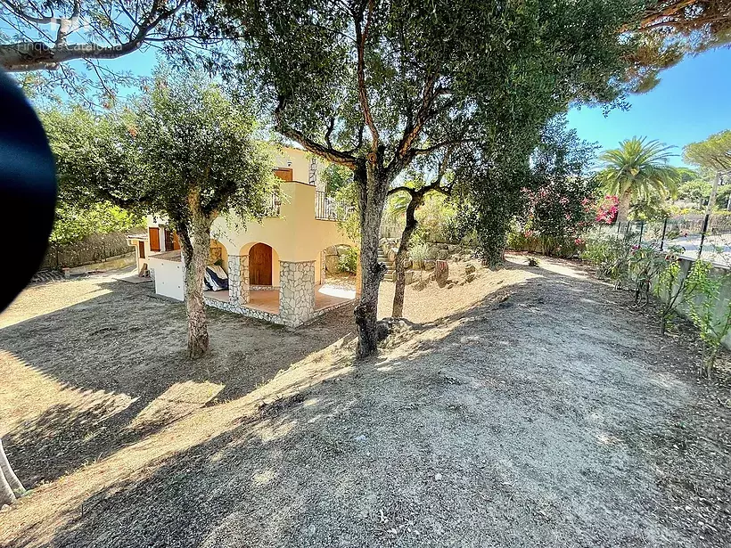 Casa independent amb 985 m2 de parcel·la a Vescomtat de Cabanyes Calonge.