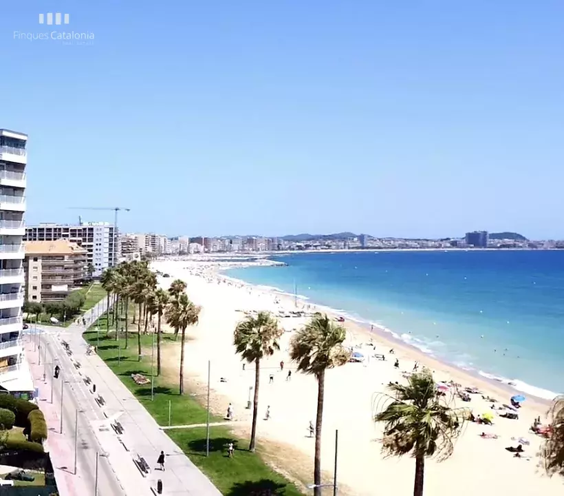 Pis a 1ª línia de Torre Valentina amb terrassa de 21 m2 amb vistes a la muntanya.