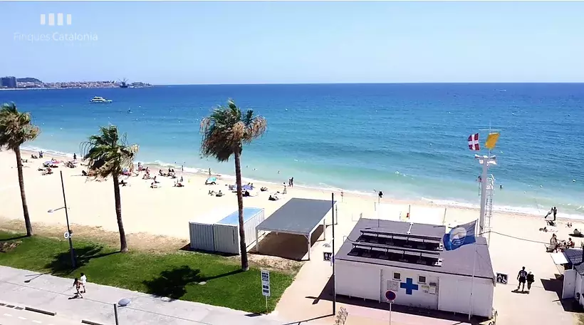 Pis a 1ª línia de Torre Valentina amb terrassa de 21 m2 amb vistes a la muntanya.