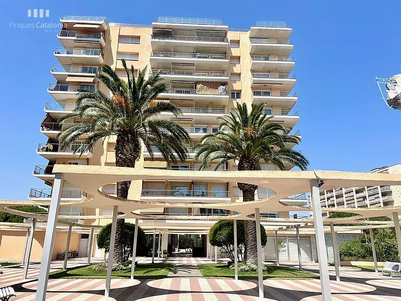 Piso en 1ª línea de Torre Valentina con terraza de 21 m2 con vistas a la montaña.