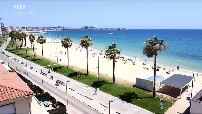 Pis a 1ª línia de Torre Valentina amb terrassa de 21 m2 amb vistes a la muntanya.