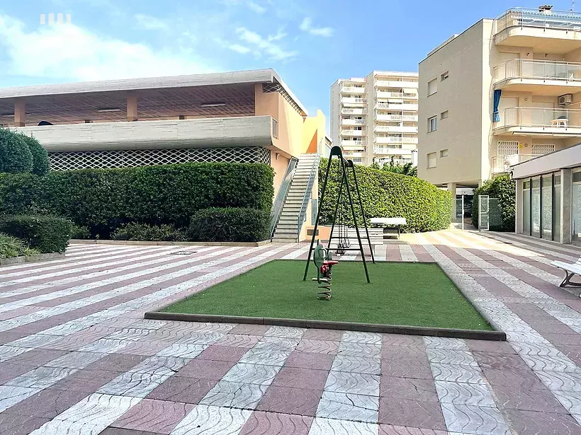 Pis a 1ª línia de Torre Valentina amb terrassa de 21 m2 amb vistes a la muntanya.