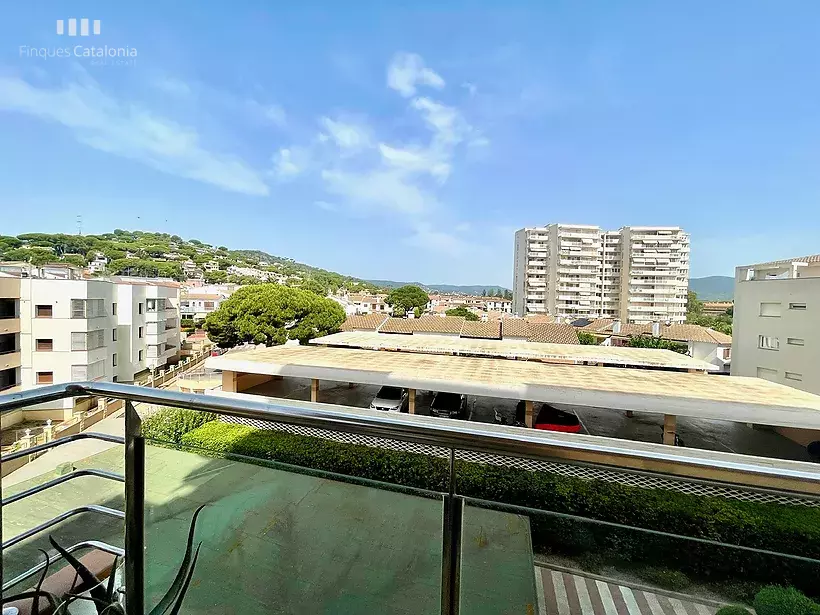 Piso en 1ª línea de Torre Valentina con terraza de 21 m2 con vistas a la montaña.