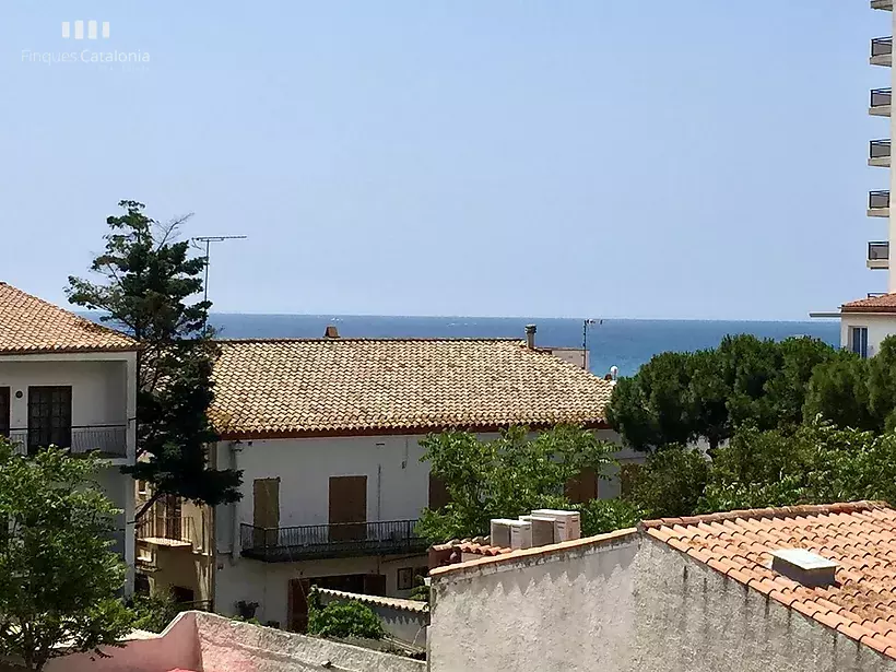 Pis amb vistes parcials al mar, 2 habitacions i llicència turística a 2ª línia de Sant Antoni