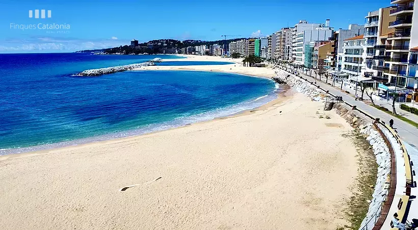 Pis amb vistes parcials al mar, 2 habitacions i llicència turística a 2ª línia de Sant Antoni