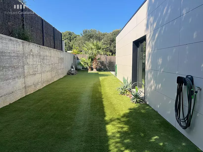 Maison nouvellement construite avec un terrain de 1.129 m2 à Calonge.