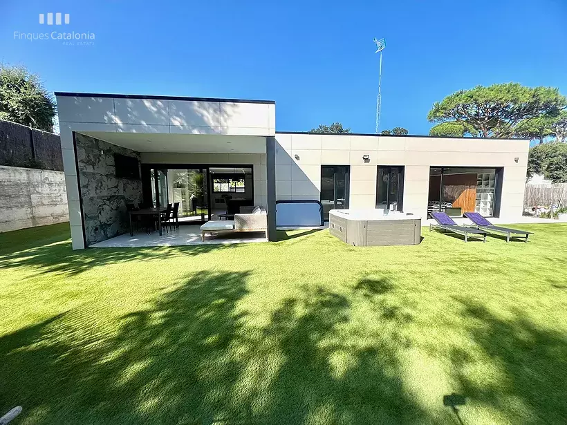 Casa con parcela de 1.129 m2 de nueva construcción en Calonge.