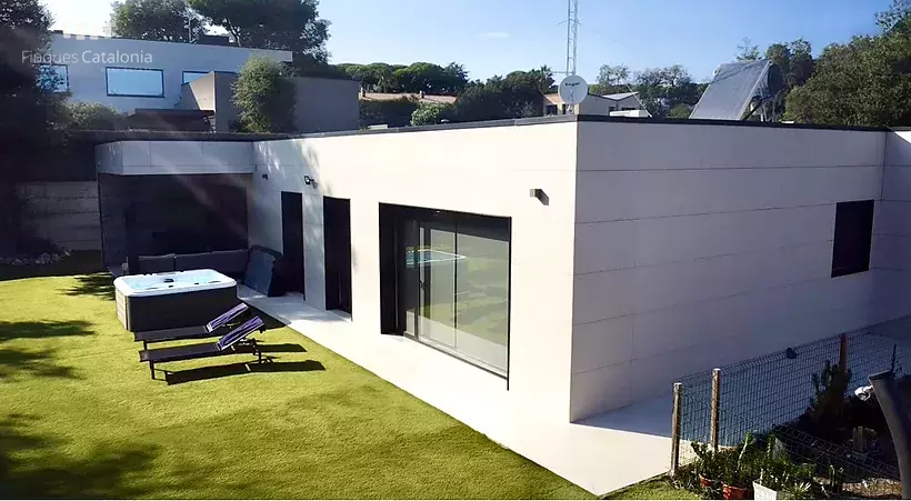 Casa amb parcel·la de 1.129 m2 de nova construcció a Calonge.