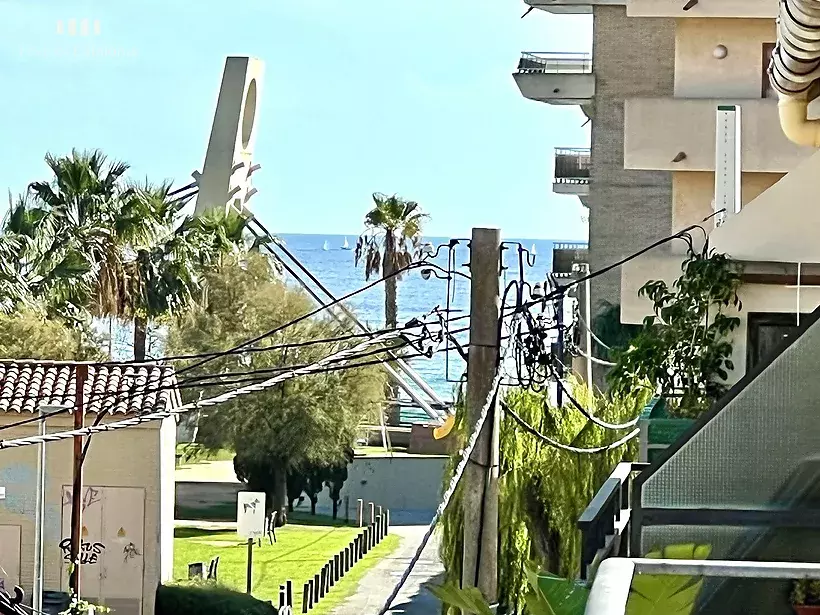 Ático con licencia turística, parking y terraza de 17m2 vistas laterales al mar Torre Valentina