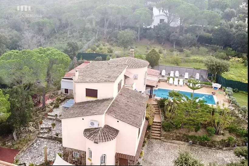 House with a plot of 2,299 m2 with 6 bedrooms and swimming pools in Vizcondado Calonge.