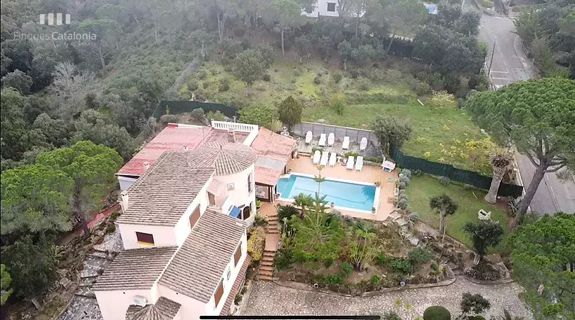 House with a plot of 2,299 m2 with 6 bedrooms and swimming pools in Vizcondado Calonge.