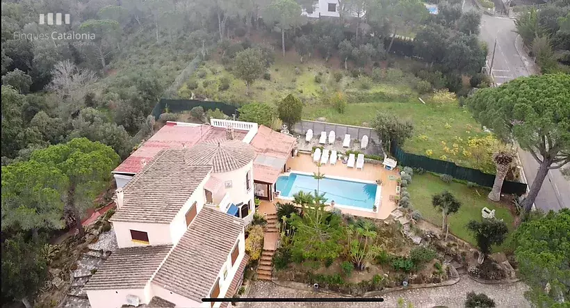 House with a plot of 2,299 m2 with 6 bedrooms and swimming pools in Vizcondado Calonge.