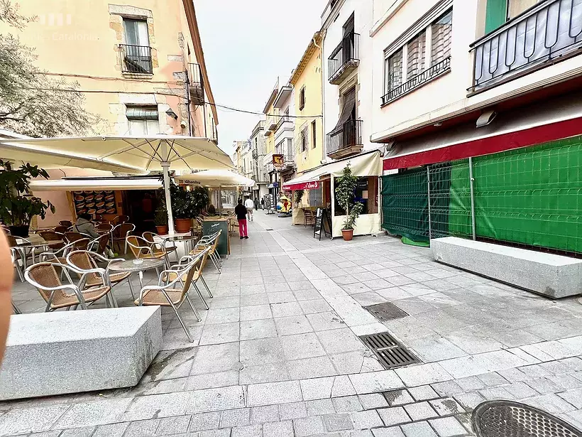 Pis a Palamós tocant el carrer Major amb LLICÈNCIA TURÍSTICA